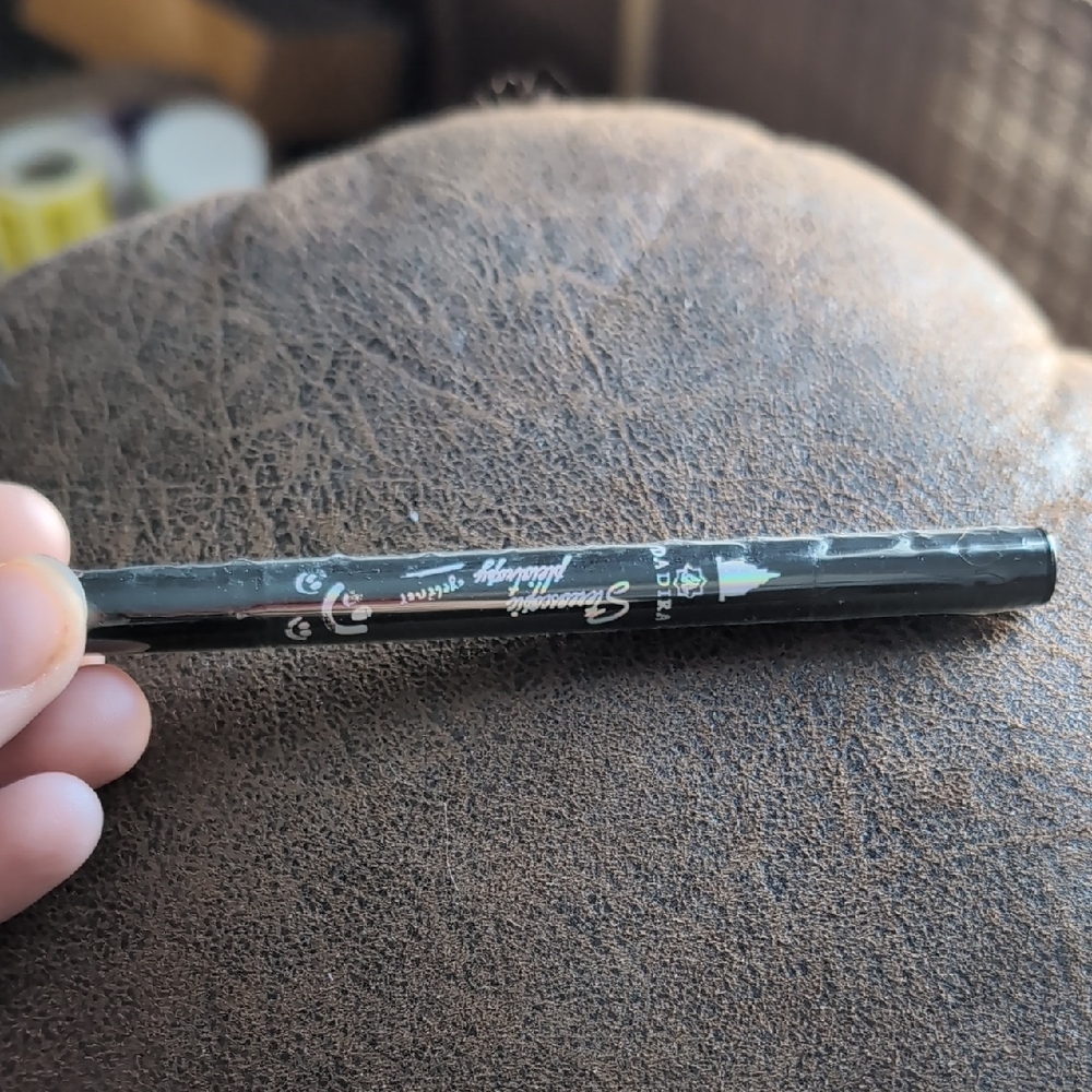 Liquid Liner with Happy Face Stamp Seal